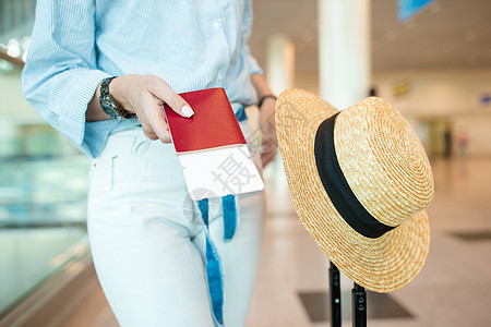 关闭护照和在机场由女性持有的登机证; 成人图片