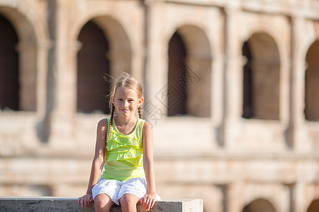 在意大利罗马Colosseum面前可爱的小女孩 意大利度假时的孩子 快乐的 露天剧场图片