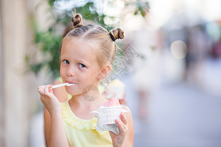 可爱的小孩享受着罗马Gelateria附近的真正的意大利冰淇淋啦拉托 意大利面 可口 冰淇淋店图片