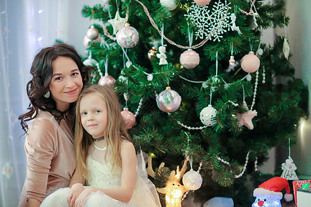 圣诞节前夕圣诞树旁边的妈妈和小女儿家人啊!图片