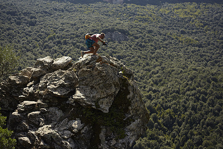 撒丁岛10号岩石上的攀爬者图片