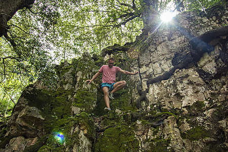 撒丁岛11号岩石上的攀爬者 夏天 海景 登山者 意大利图片