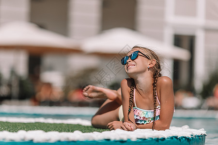 美丽的小女孩 在户外游泳池附近玩得开心 女性图片