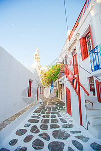 希腊岛上狭窄的街道上有蓝色的阳台 楼梯和鲜花 美丽的建筑外观与基克拉迪风格 建筑学 旅行图片