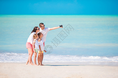 家人在海滩上 家人拍照图片