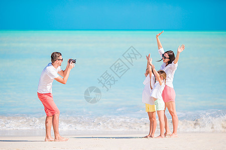 四口之家在海滩度假时自拍 家庭海滩度假 微笑图片