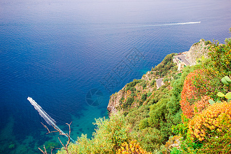 美丽的舒适的海湾 有船和明亮的松绿石水 在意大利 蓝色的 热带图片