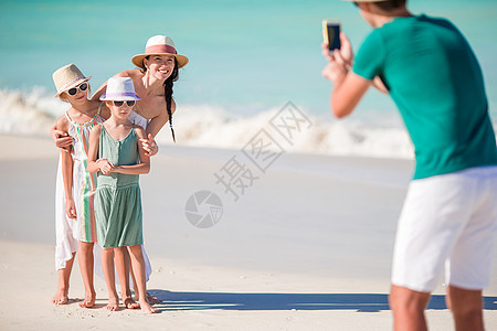 四口人家庭在海滩度假时拍自拍照片 微笑 热带图片
