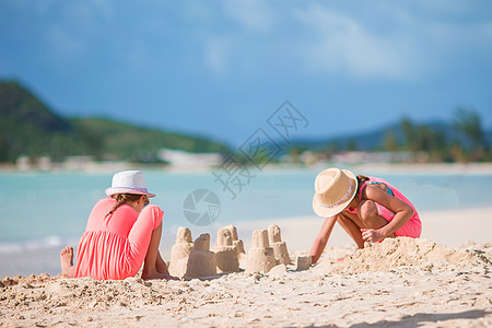 可爱的小孩在白沙滩上玩沙子 享受 快乐的 加勒比 快乐图片