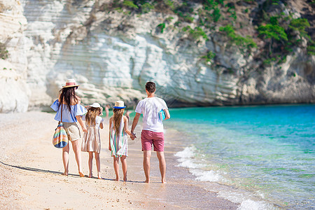 快乐的家庭在海滩上玩得开心的照片 夏季生活方式 阳光 乐趣图片