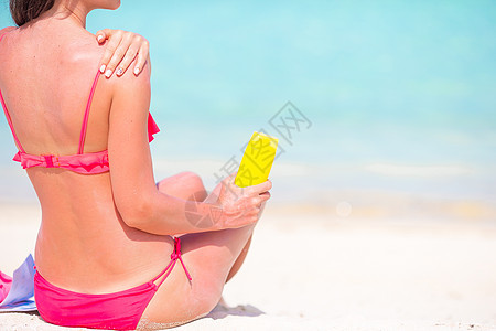 美丽的年轻女子在热带沙滩上 做着太阳尖叫 日光浴 堵塞图片