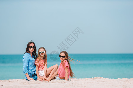 热带白沙滩上可爱的小女孩和年轻母亲 女儿 父母图片