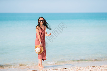 快乐的女孩背景 蓝色的天空和海中的松绿水 在卡比巴岛的海洋中 自由 泻湖图片