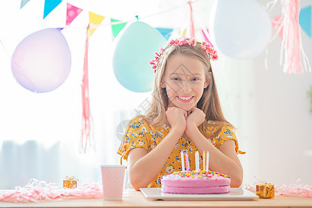 白种女孩梦寐以求地笑着看生日彩虹蛋糕 喜悦的多彩背景与气球 生日派对和祝愿概念 朋友们 希望图片