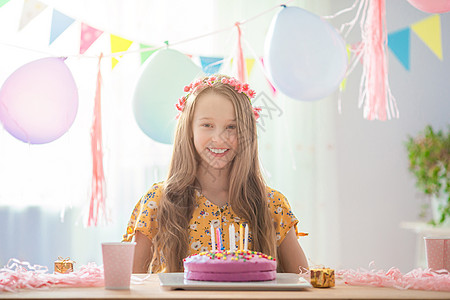 白种女孩梦寐以求地笑着看生日彩虹蛋糕 喜悦的多彩背景与气球 生日派对和祝愿概念 五彩纸屑 吃图片