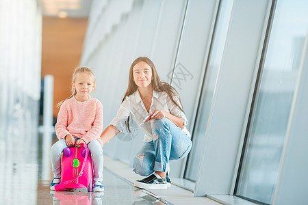年轻爸爸快乐的妈妈和小女孩 机场有登机证 假期 父母背景