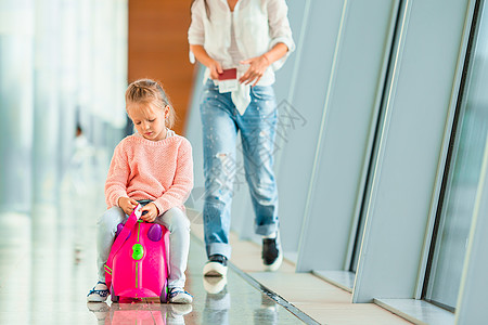年轻爸爸快乐的妈妈和小女孩 机场有登机证 门 家庭背景