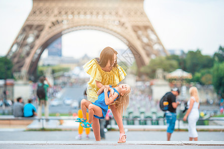 小可爱的小女孩 和她的年轻妈妈 在暑假期间在巴黎埃菲尔铁塔附近 家庭 游客图片