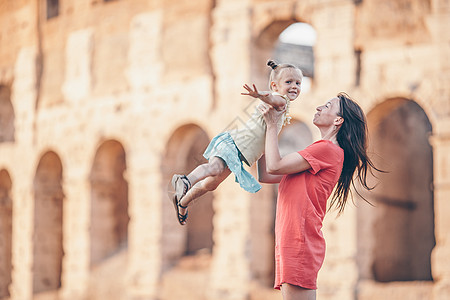 年轻母亲和小女孩在意大利罗马郊外探索竞技场图片
