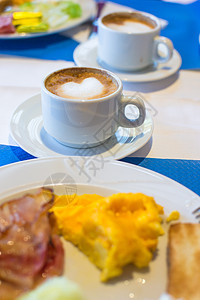 在咖啡馆吃早餐的美味和美味卡布奇诺 早晨 奢华图片