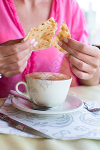 在咖啡馆吃早餐的美味和美味卡布奇诺 杯子 茶图片