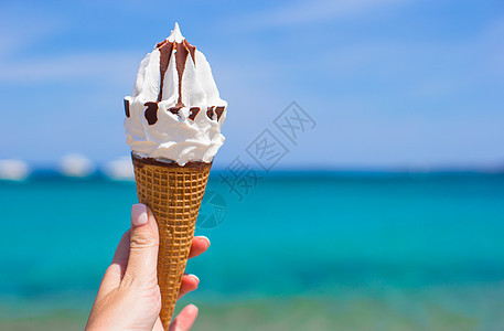 松饼的冰淇淋紧贴 在绿绿海背景图片