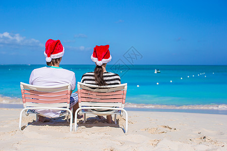 快乐的一对夫妇在Caribbean海滩戴圣诞老人帽子 海岸 男人图片