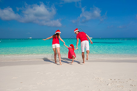 圣诞快乐的家庭 在白沙滩玩得开心 微笑 帽图片