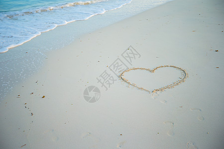 在热带海滩上涂在白沙中的心 浪漫的 安详 海岸图片