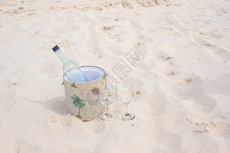 沙沙滩上一瓶酒和两杯玻璃杯 太阳 冰 放松 完美的图片