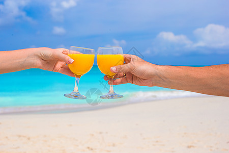 两手握着杯子 橙汁背景蓝天 维生素 甜的 新鲜 夫妻图片