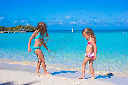 小女孩在沙滩上享受暑假的假期 婴儿 异国情调 步行图片