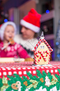 小爸爸和小女儿在圣诞老人帽 烤圣诞姜饼饼干 假期 父母图片