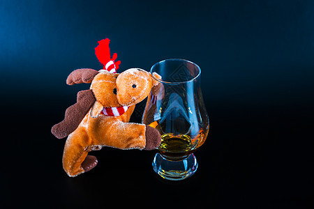鲁道夫驯鹿与 Ch 单一麦芽威士忌玻璃符号 喜悦 可爱的图片