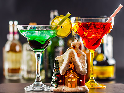 鸡尾酒和美丽的圣诞屋 蜡烛 瓶底 威士忌酒 派对图片