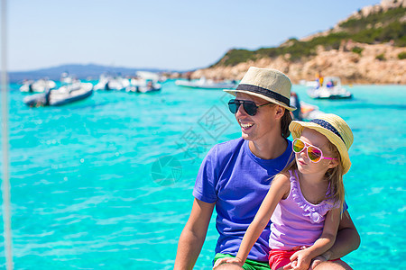 年轻父亲和可爱女孩 在一条大船上休息 帆船图片