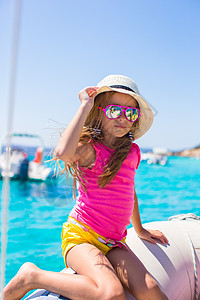 可爱的小女孩享受在海上船上航行的快乐图片
