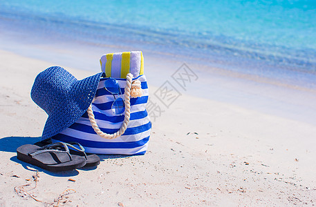 白色热带海滩上的草帽 袋和毛巾 眼镜 蓝色的 夏天图片