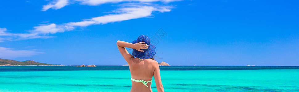 在白色沙沙热带海滩休闲的年轻美丽的小矮人 快乐的 岛图片