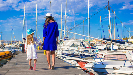 暑假期间在港口的年幼母亲和少女 夏天 孩子 可爱的图片