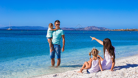 在热带海滩度假期间 与两个孩子一起快乐的家庭 夏天 异国情调图片