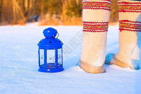 在雪上紧贴美丽的古老的蓝色圣诞灯笼 假期图片