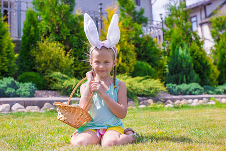 穿着兔子耳朵 拿着复活节鸡蛋篮子的可爱小女孩 幸福 传统图片