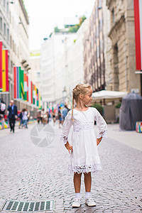 可爱的小可爱女孩在米兰的意大利度假节日散步 时尚 商业图片