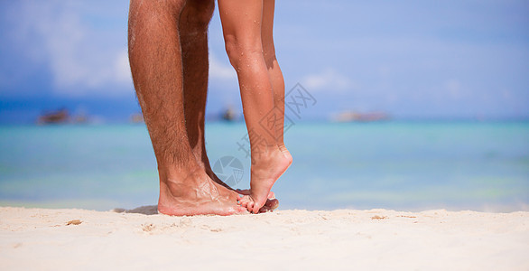 在白沙沙滩上把孩子和男性的脚 紧贴在白色沙滩上图片