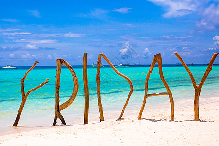 热带岛屿上完美的白沙滩和松绿海 周五用木字字母写成 阳光 自然图片