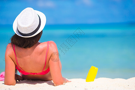 美丽的年轻女子在热带沙滩上 做着太阳尖叫 健康 防晒霜图片