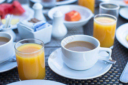美味可口的卡布奇诺和新鲜果汁 在户外咖啡厅吃早餐 健康 早晨图片
