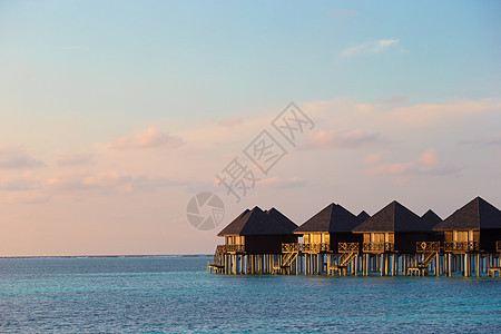 理想完美热带岛屿上的水别墅 平房 海洋 小屋图片