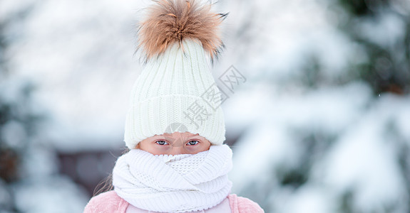 在阳光明媚的冬天天下雪时 可爱小女孩的肖像图片